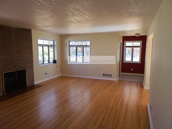 Building Photo - 905 Adams St NE