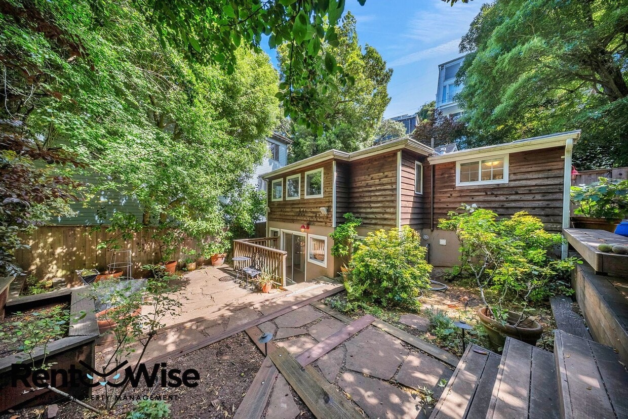 Primary Photo - 32 Crescent Ave