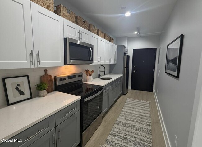 Building Photo - 5 Broadway