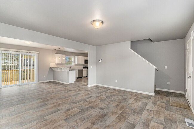 Building Photo - 7215 Primrose Ln