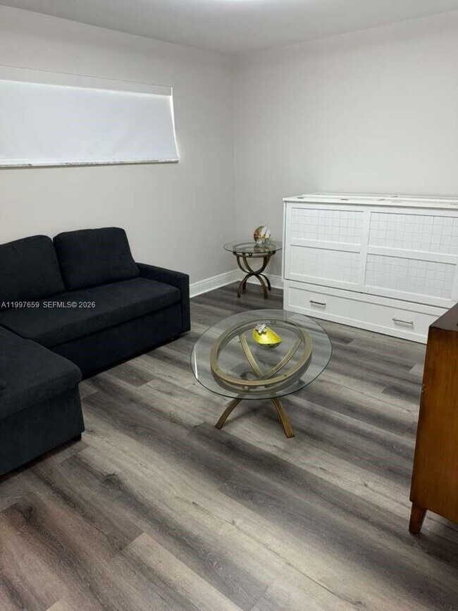 Foto del edificio - 691 S Hollybrook Dr