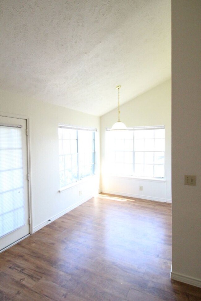 Foto del edificio - Condo within walking distance to Texas Sta...
