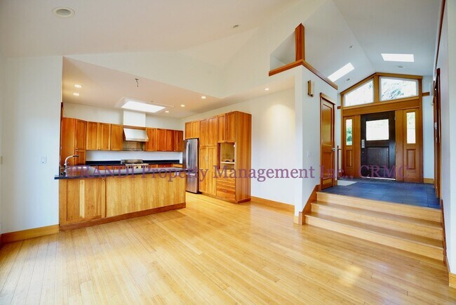 Building Photo - Charming 3 Bed, 2 Bath Mill Valley Home wi...