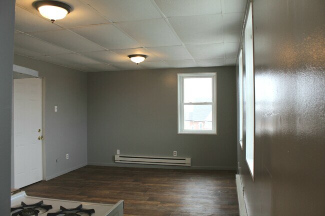 Building Photo - 102 S Main St