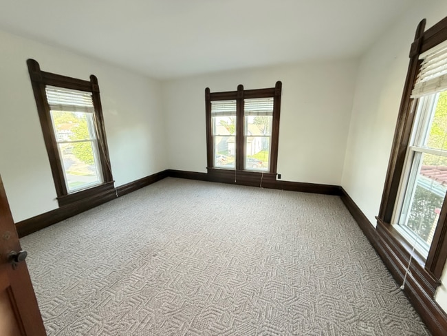 Building Photo - 1603 E Oak St