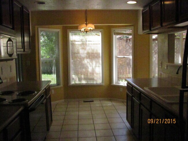 Building Photo - SINGLE FAMILY HOME !