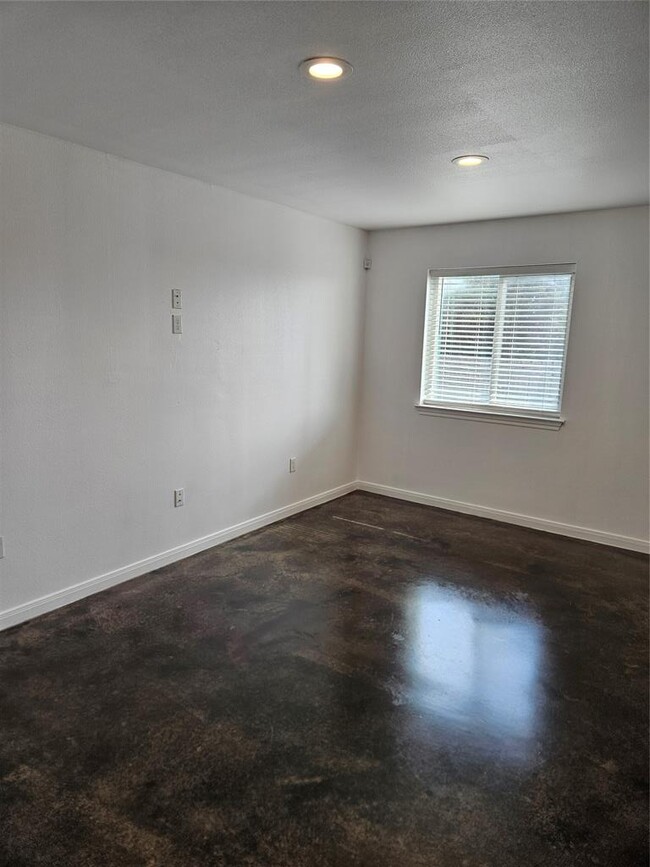 Building Photo - 5911 Lago Vista Way