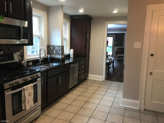 Building Photo - 4 br, 2.5 bath House - 517 Roslyn Pl