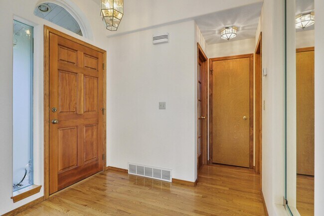 Foto del edificio - 2407 S Sunnybrook Ln