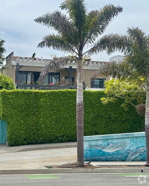 Front of the bulding. The apartment is on the lower level behind the ficus. - 424 Ocean Park Blvd