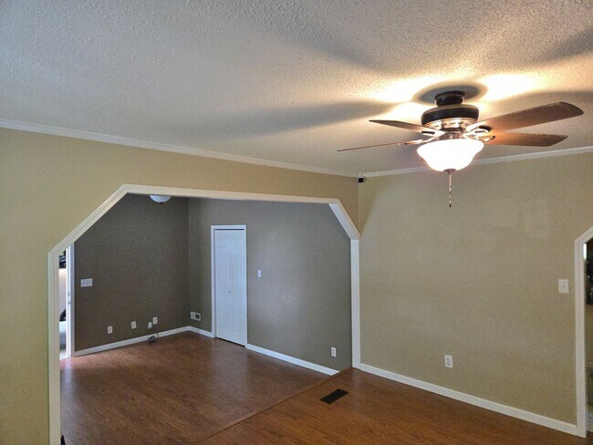 Foto del edificio - 5 Bedroom, 2 Bath