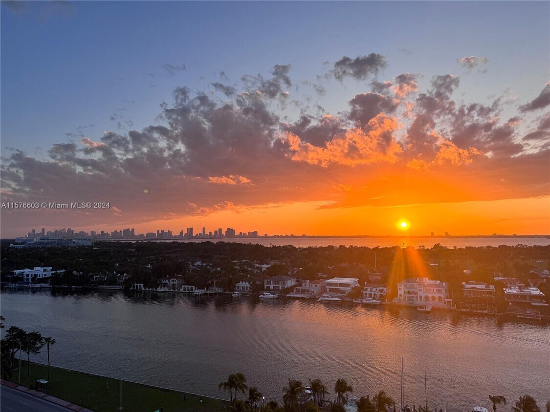 Foto principal - 5401 Collins Ave