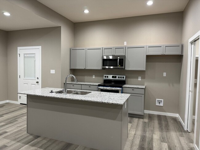 Building Photo - Newer 4 Bedrooms/2 Baths/Oversized 2 Car Garage Home Coming Available!