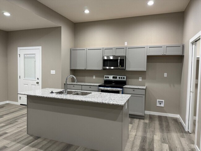 Foto del edificio - Newer 4 Bedrooms/2 Baths/Oversized 2 Car Garage Home Coming Available!