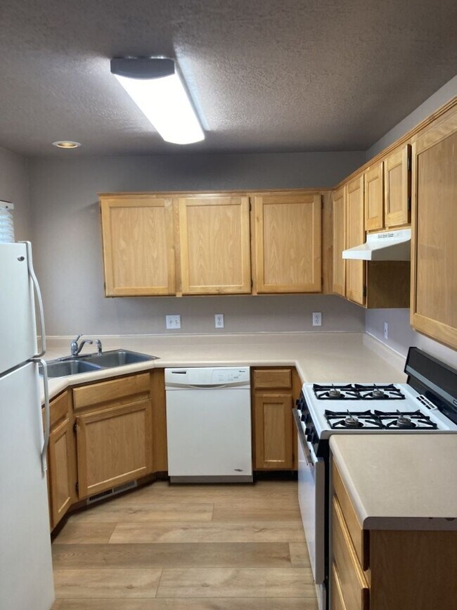 Foto del edificio - 3 bed, 1.5 bathroom - Two Story Twin Home