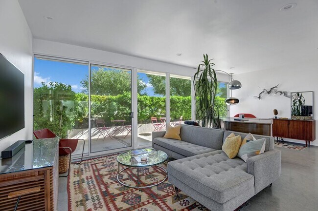 Foto del edificio - Mid-Century Steel Oasis in Palm Springs
