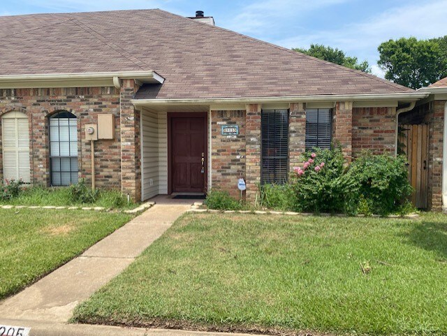 Foto principal - 905 Towne Lake Dr