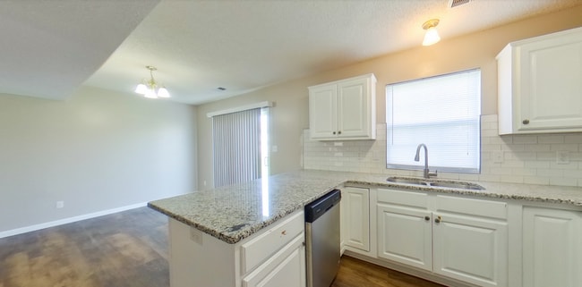 Building Photo - East Side Townhome + Granite Countertops +...