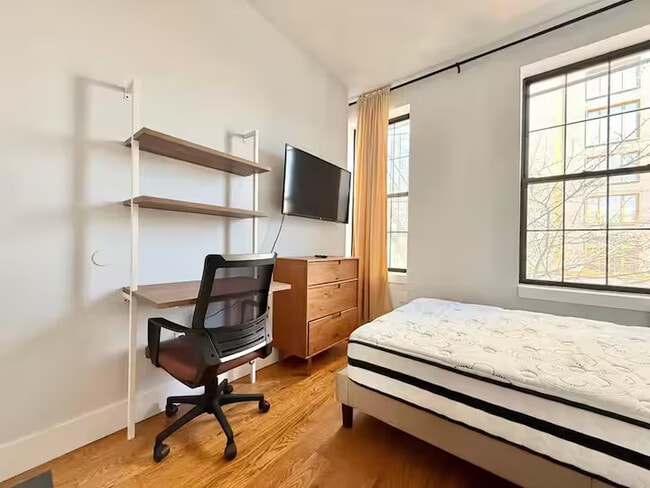 Building Photo - Prime Bushwick Room, HDTV, 15 min to Manhattan #756