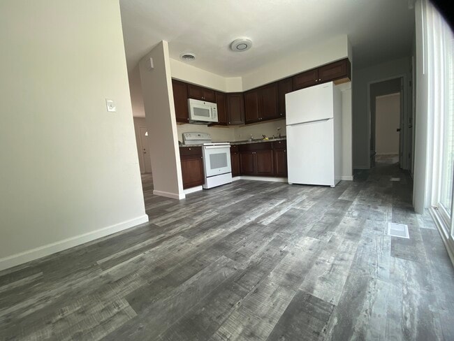 Building Photo - 6617 Azalea Dr