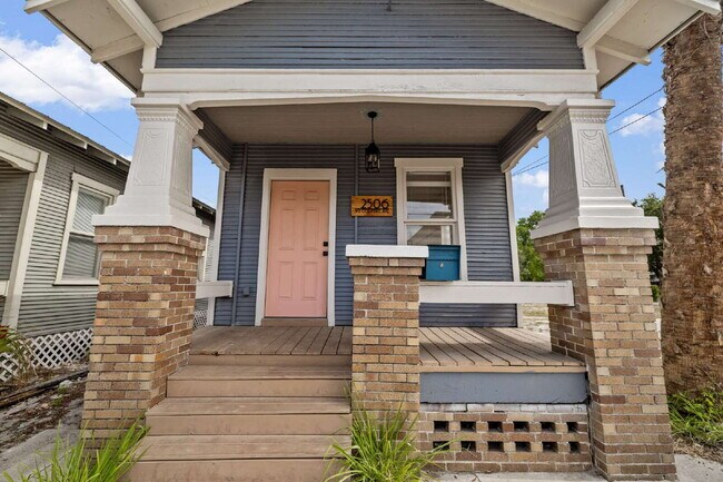 Foto del edificio - "Charming 2-Bedroom Bungalow in Tampa's Vibrant Heart – Cozy 796 Sq Ft Retreat!"
