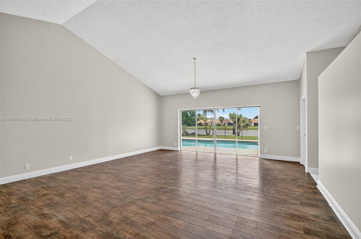 Foto principal - 9517 El Clair Ranch Rd