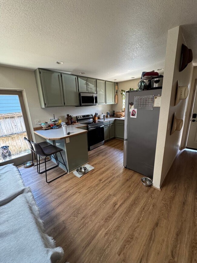 Foto del edificio - Light & Airy 3 Bedroom 2 Bath Home - Pets ...