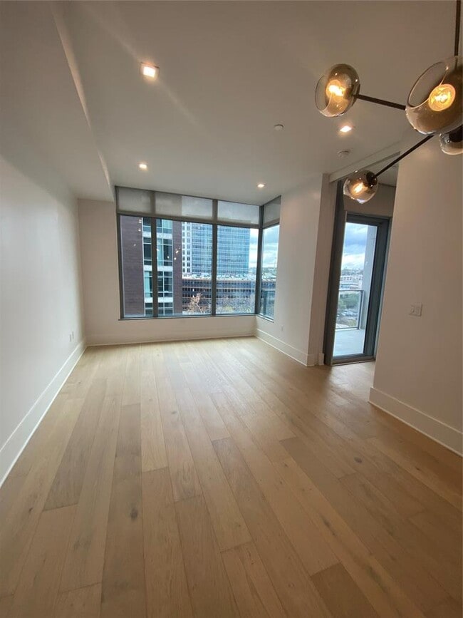 Building Photo - 501 West Ave