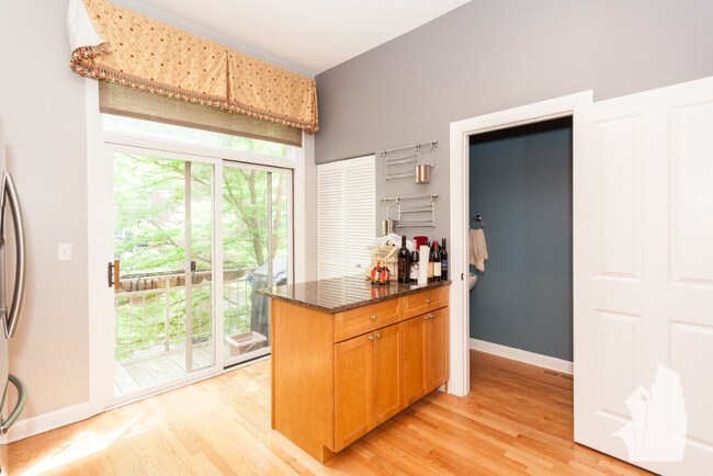 Foto del edificio - GORGEOUS 3-STORY TOWN HOME ON S PRAIRIE