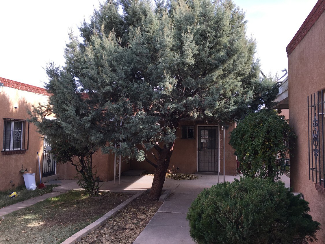 Court Yard - 601-603 San Pedro Dr SE
