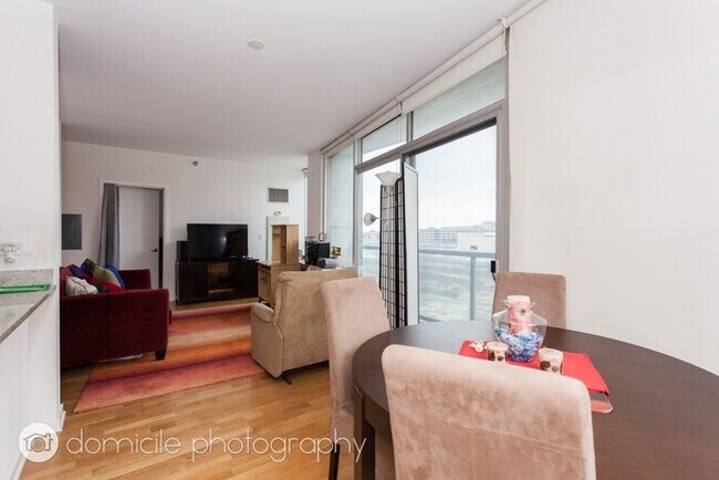 Foto del edificio - BEAUTIFUL 1BED+DEN WITH CITY VIEWS!