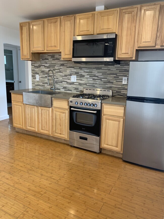Building Photo - 1311 W 89th St