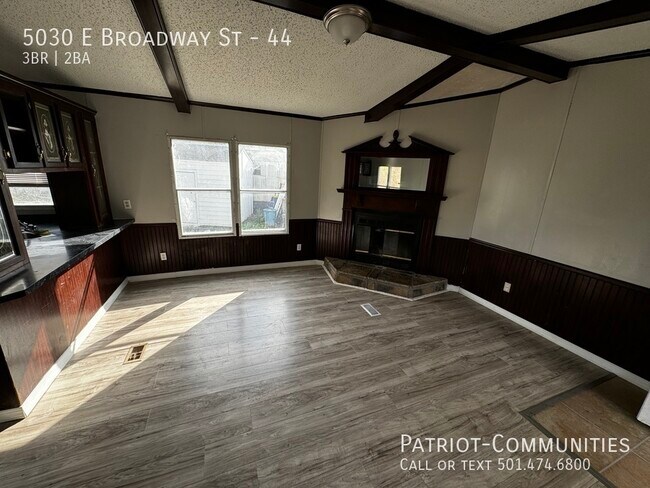 Foto del edificio - 5030 E Broadway St