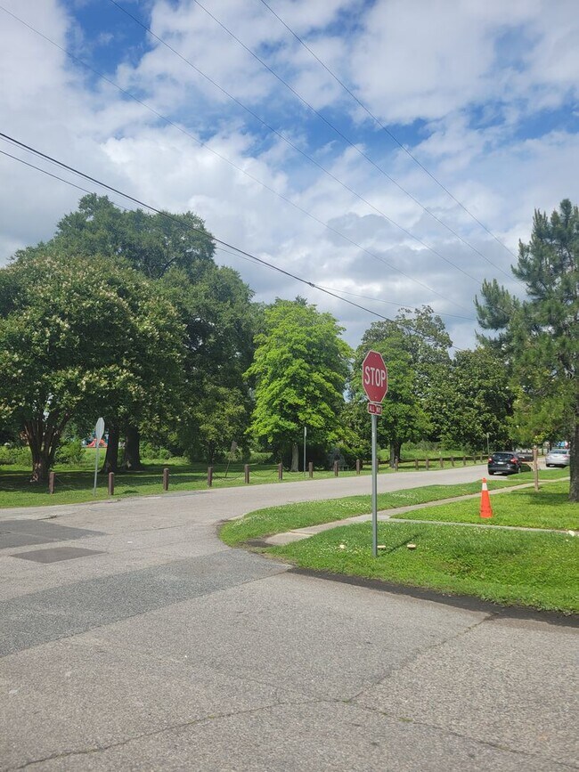 Building Photo - 4 bedroom 3 baths single family house clos...