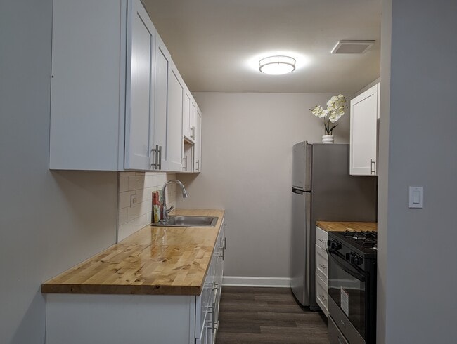 Building Photo - 525 Hill Dr