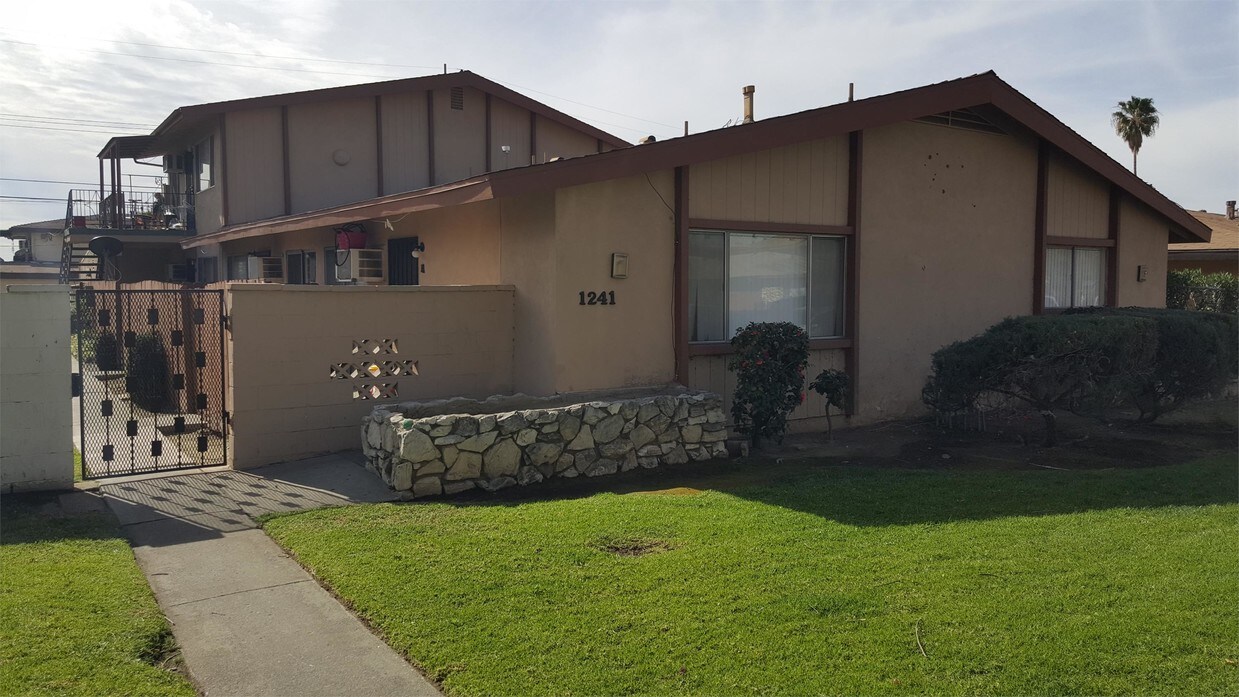Primary Photo - 1241 W Rosewood Ct