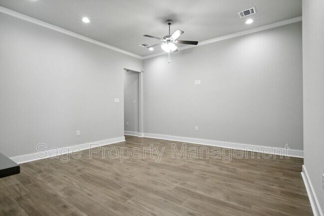 Foto del edificio - 9610 Creekview Dr