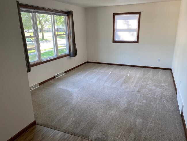 Building Photo - 1339 Primrose Ln