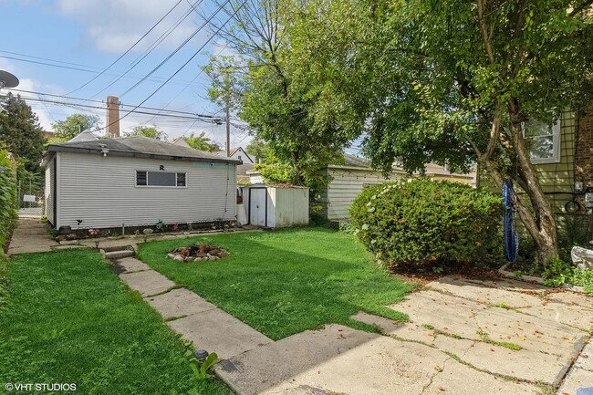 Building Photo - 5039 W Henderson St