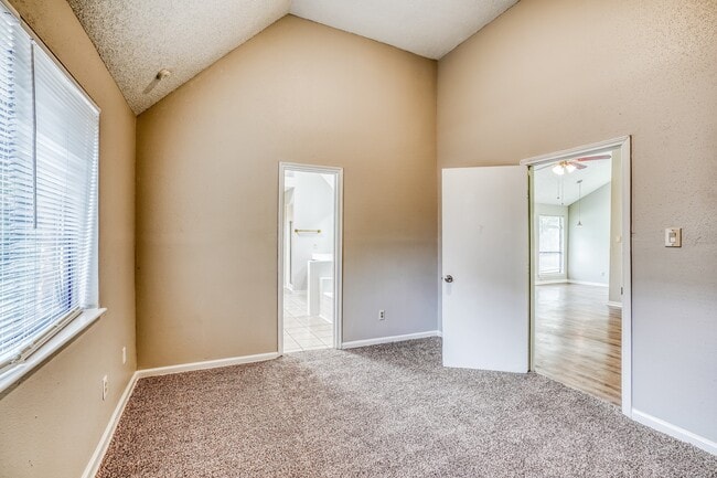 Building Photo - 1055 Margate Dr