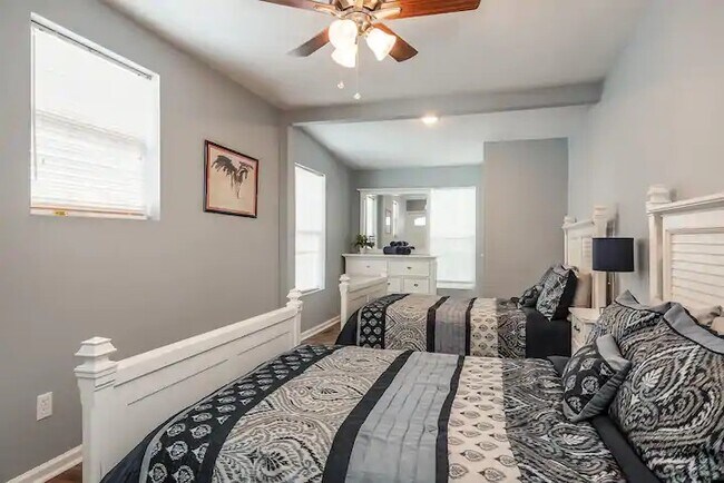 Foto del edificio - 466 E Brandeis Ave