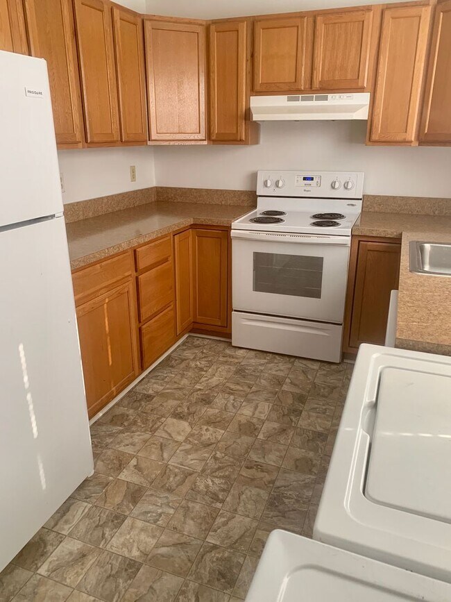 Building Photo - Gorgeous End Unit Townhouse Fredericksburg