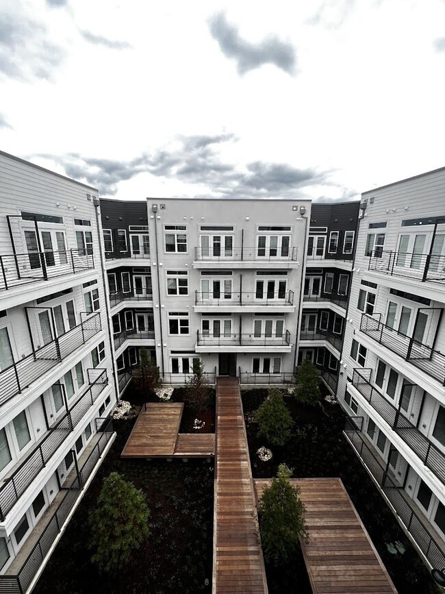 Building Photo - 1700 Willow Creek Dr