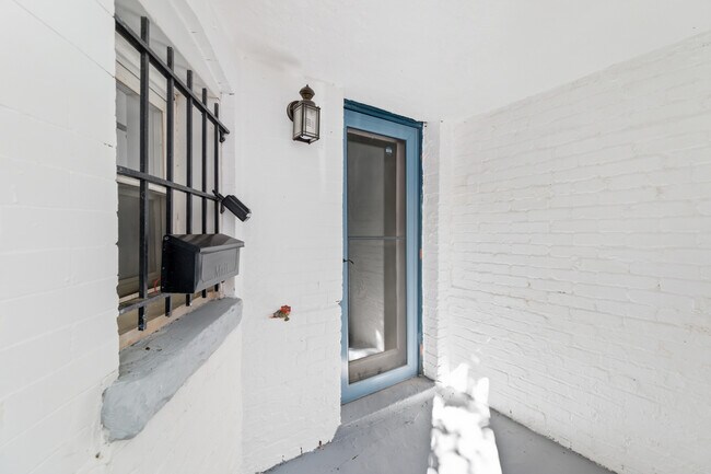 Apartment entrance - 2604 Mozart Pl NW