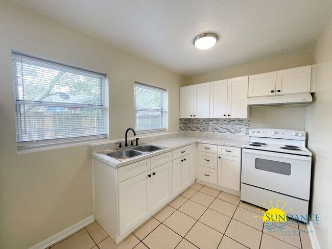 Foto del edificio - Beautiful Cottage in Central Fort Walton B...