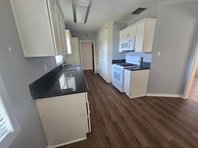 Foto del edificio - 778 S Albertson Ave