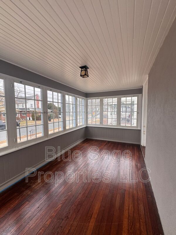 Foto del edificio - 210 W Dupont St