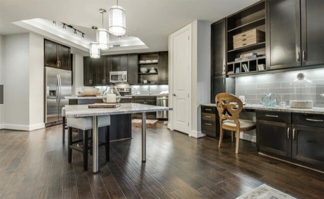 Building Photo - 2303 Mid Ln