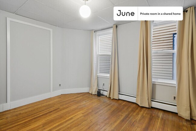 Foto del edificio - Private bedroom in 4 bed/1 bath Home