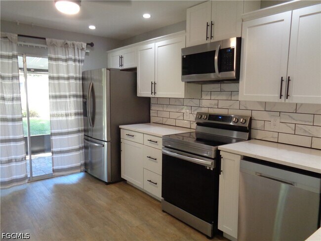 Foto del edificio - 6429 Royal Woods Dr
